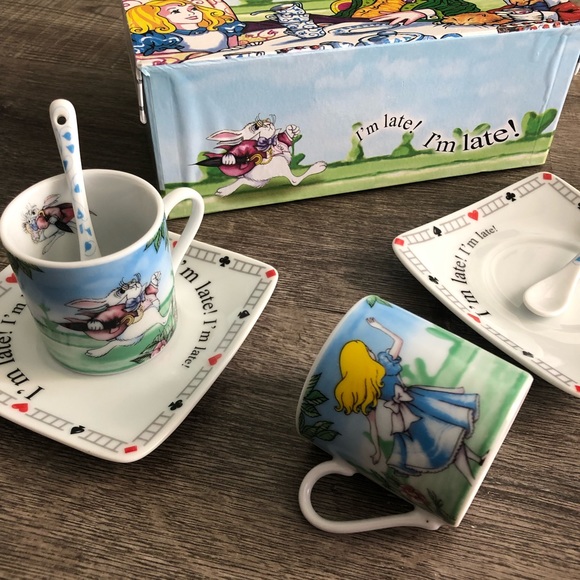 Alice in Wonderland Tea Set for 2 - Picture 5 of 8